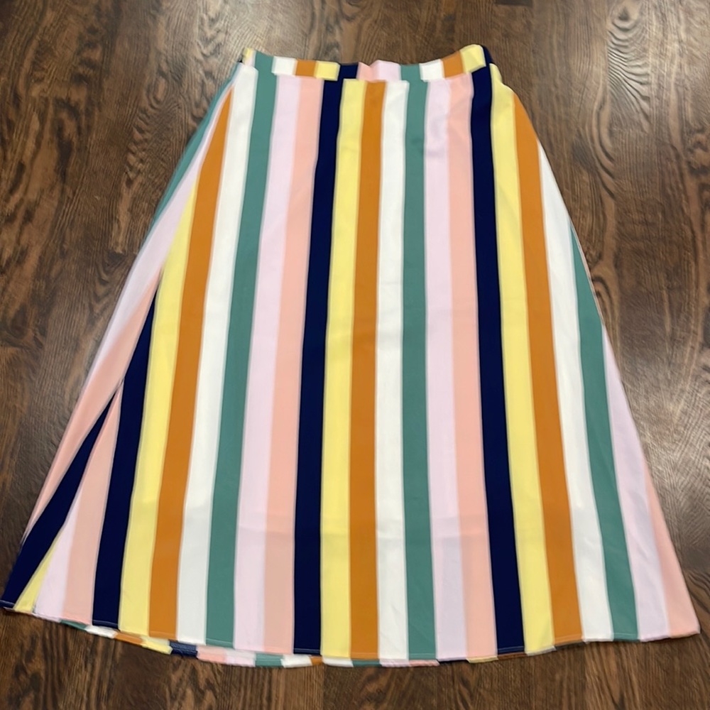 High-waisted ankle length skirt.